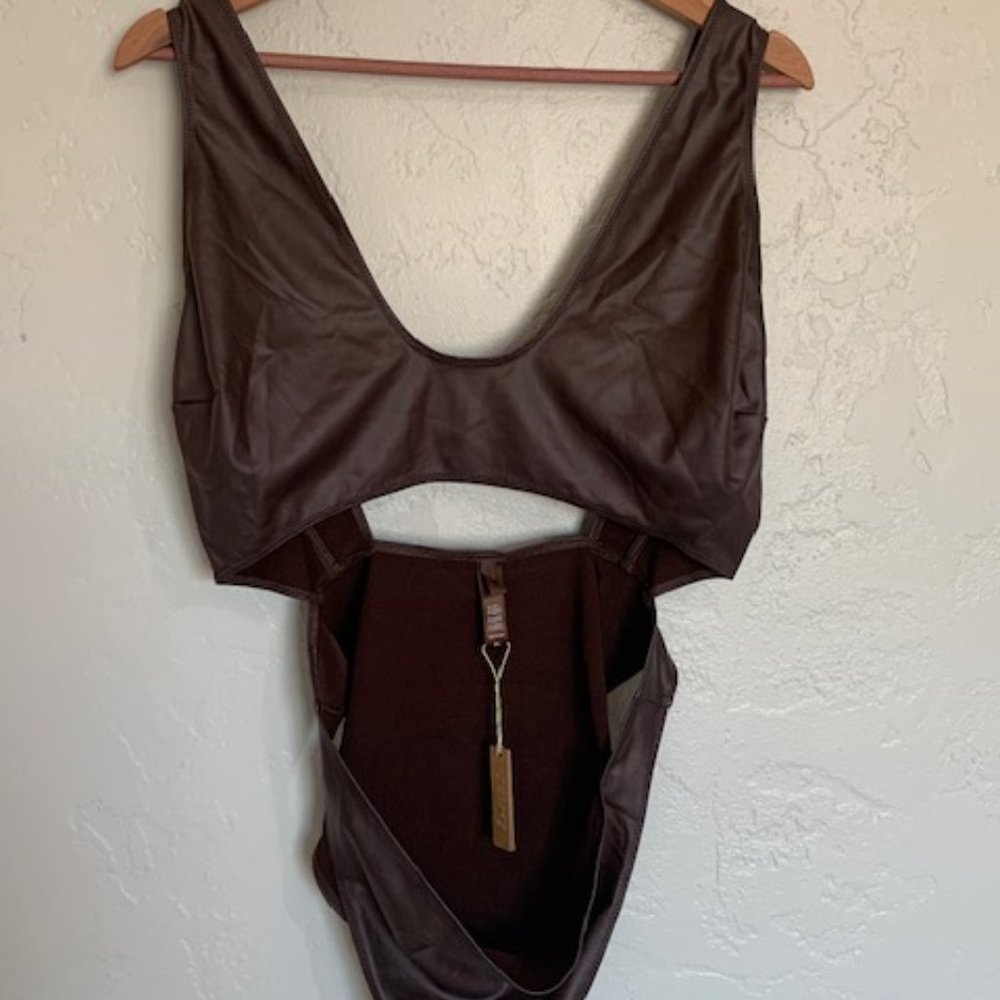 NWT SKIMS WET CUTOUT JERSEY BODYSUIT - COCOA